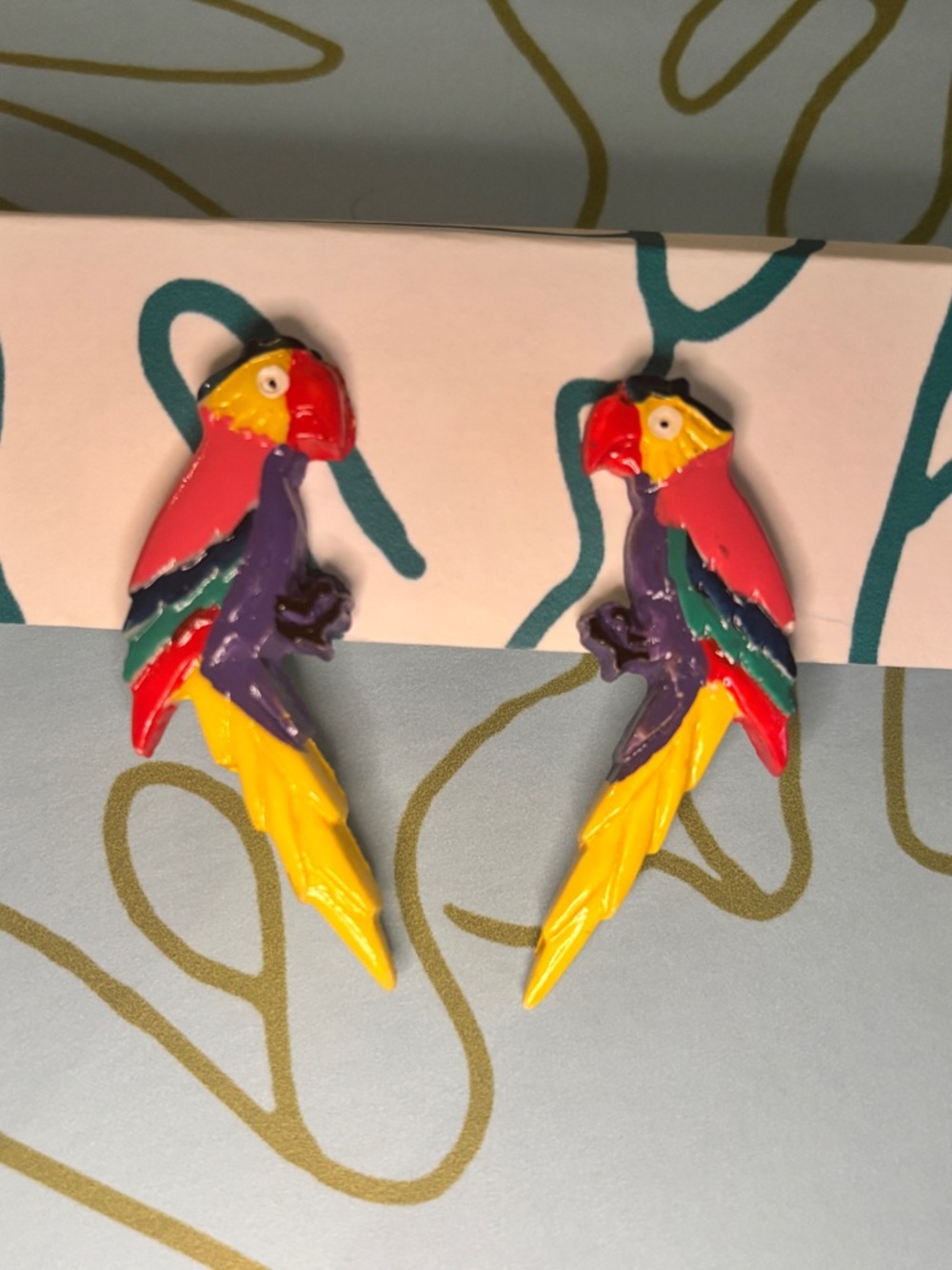 🦜 Vintage Plastic Parrot Bird Tropical Colorful Clip On Earrings 🦜
